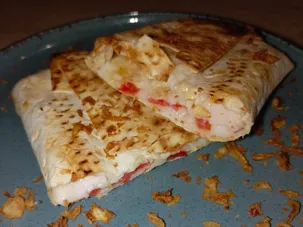 Лаваш сулугуні з копченою куркою та помідоркою