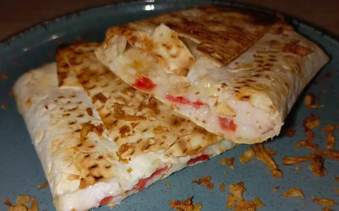 Лаваш сулугуні з копченою куркою та помідоркою